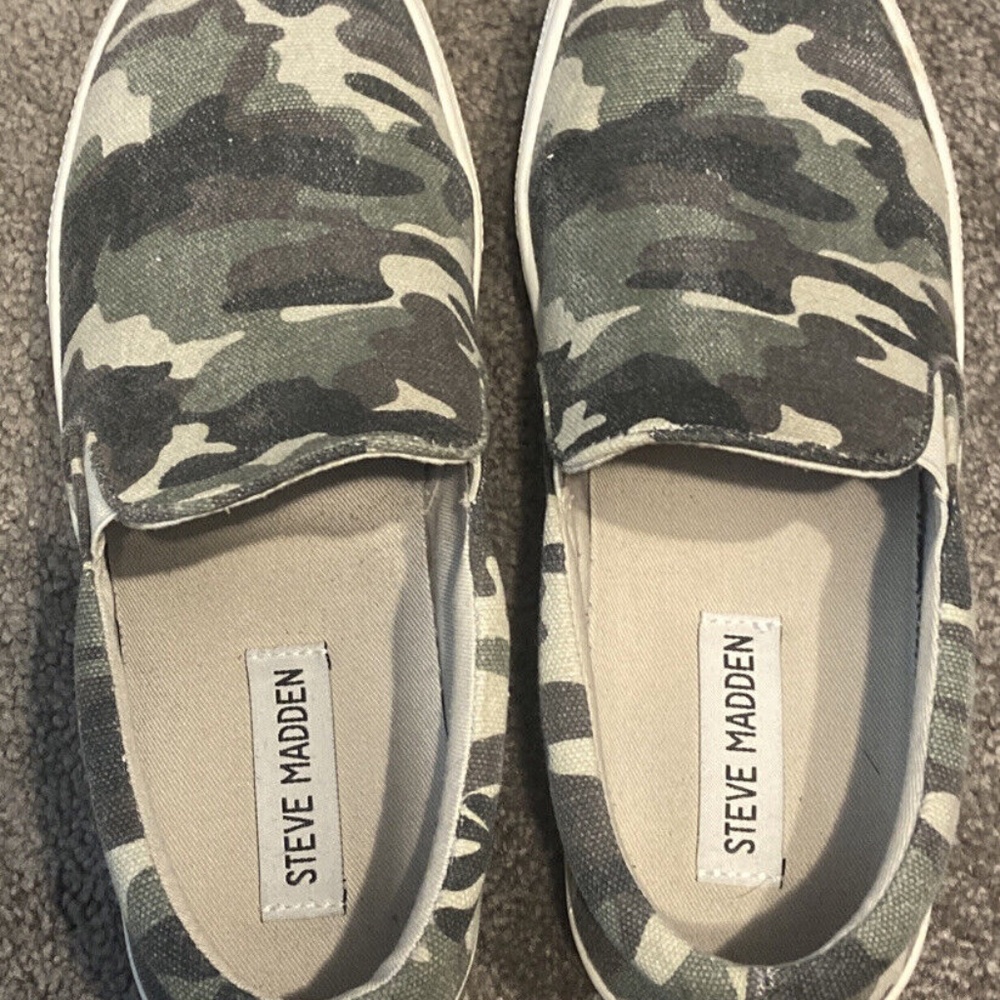STEVE MADDEN Gills camouflage canvas platform slip ons Size 7.5M